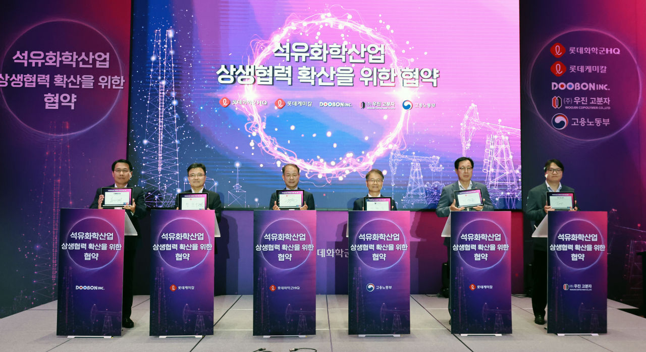 3일 서울 롯데월드타워에서 열린 석유화학산업 상생협약식에서 협약을 체결한 후 기념사진을 촬영 중인 이정식 고용부 장관(왼쪽 네번째) [고용노동부 제공]