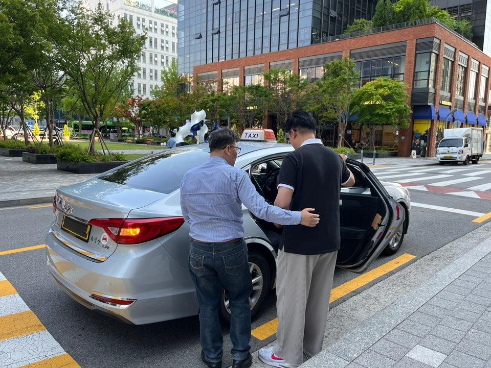 서울시가 장애인 바우처택시의 요금과 이용 횟수 등 편의를 개선한 결과 이용 건수가 1년 전보다 2배로 늘었다고 3일 밝혔다.[서울시 제공]