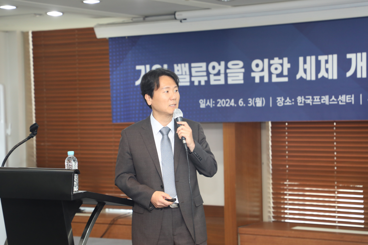 박성욱 경희대 회계세무학과 교수가 3일 열린 경총 '기업 밸류업을 위한 세제개선 방안 모색 토론회'에서 발표자로 나선 모습. [경총 제공]