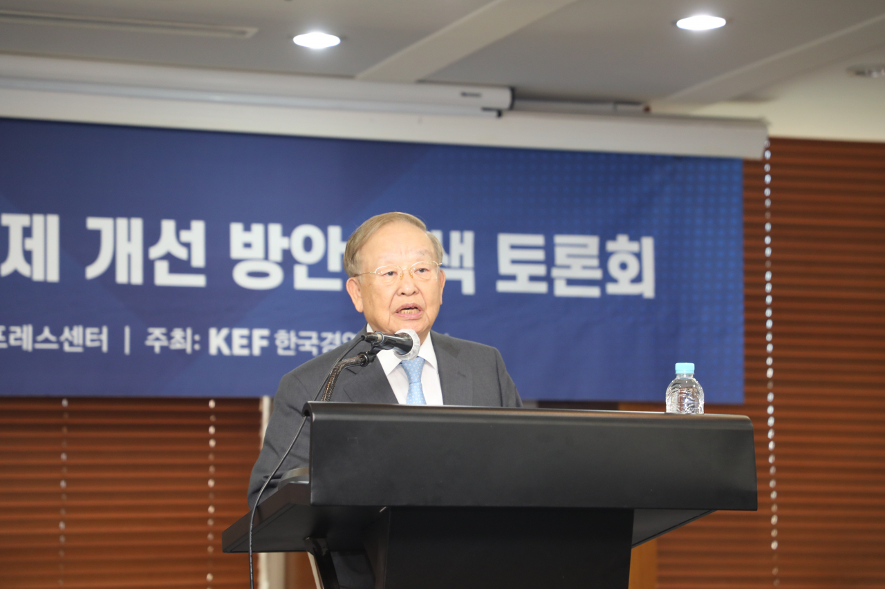 손경식 경총 회장이 3일 열린 '기업 밸류업을 위한 세제개선 방안 모색 토론회'에서 개화사중이다. [경총 제공]