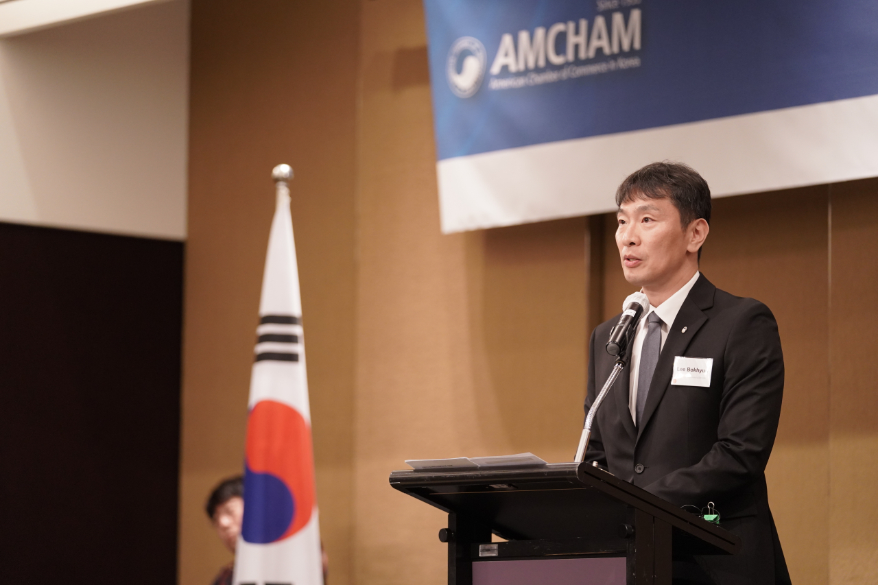 이복현 금융감독원장이 3일 오후 서울 용산구 그랜드 하얏트 서울 호텔에서 주한미국상공회의소(암참) 초청으로 가진 오찬 간담회에서 모두발언을 하고 있다. [주한미국상공회의소 제공]