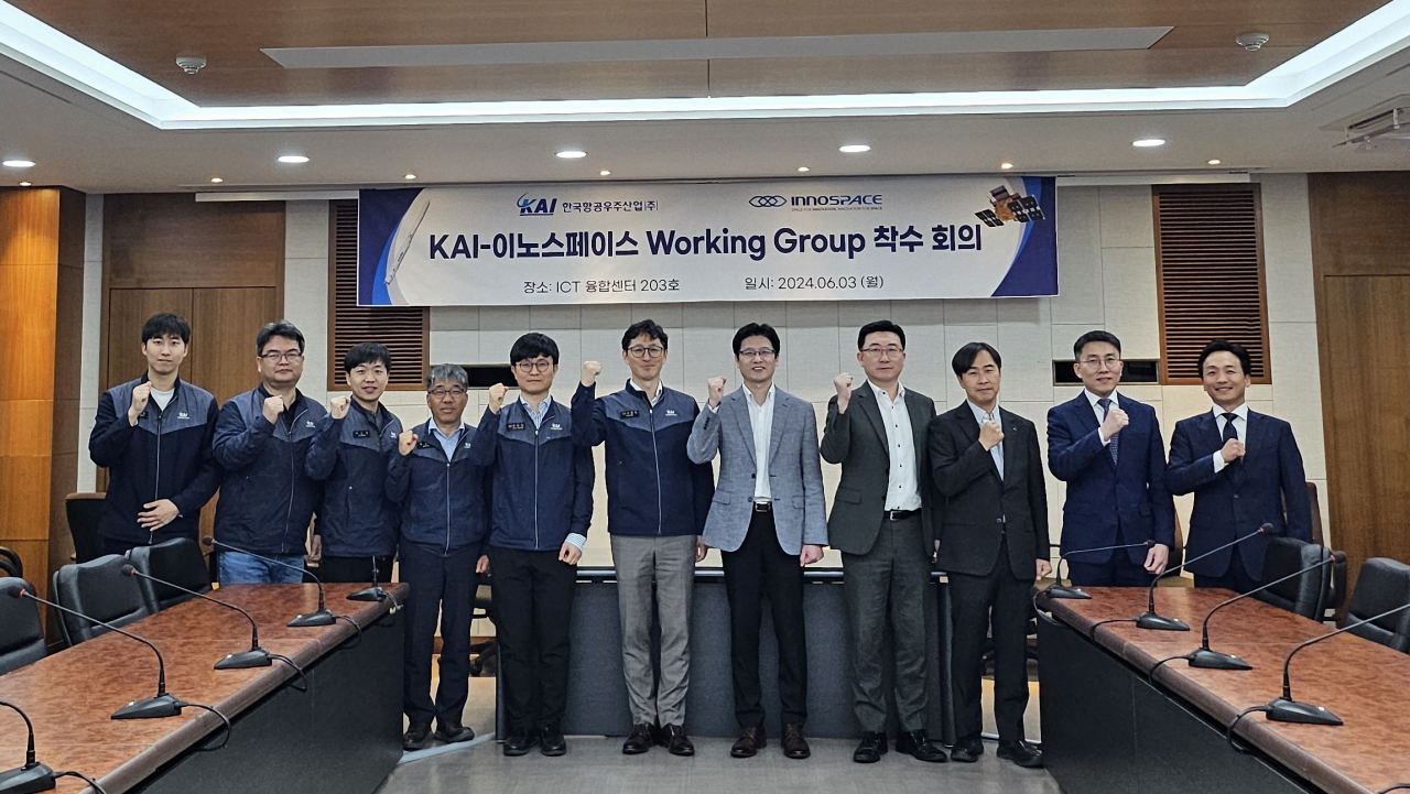 KAI, 이노스페이스 관계자들이 워킹 그룹 착수 회의에서 기념촬영을 하고 있다. [KAI 제공]