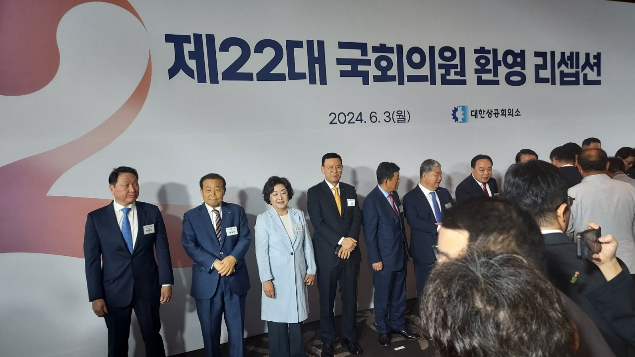 최태원(왼쪽 첫번째) 대한상의 회장이 3일 오후 여의도 콘래드 서울에서 열린 ‘제22대 국회의원 환영 리셉션’에 참석했다. 한영대 기자