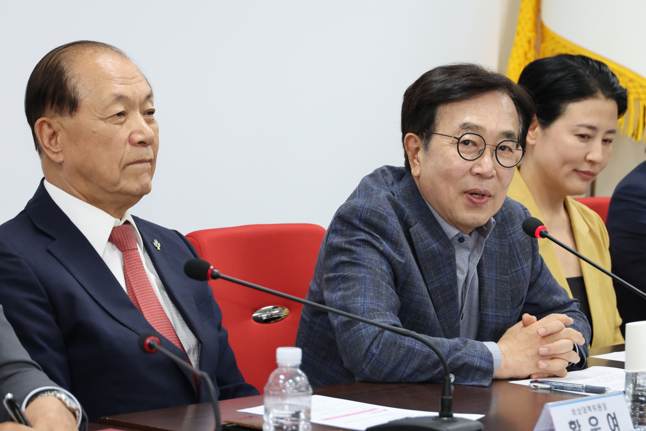 서병수 국민의힘 제4차 전당대회 선거관리위원장이 3일 오후 서울 여의도 당사에서 임명장을 받은 뒤 첫 회의를 주재하고 있다. [연합]