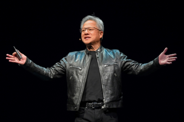 젠슨 황 엔비디아 최고경영자(CEO)가 2일 타이베이 국립대만대 종합체육관에서 아시아 최대 IT박람회 '컴퓨텍스 2024' 개막에 앞서 열린 행사에서 기조연설을 하고 있다. [연합]