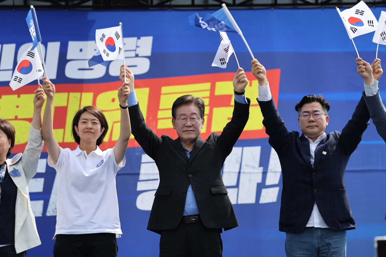 이재명 더불어민주당 대표, 박찬대 원내대표를 비롯한 최고위원들이 1일 오후 서울역 인근에서 열린 윤석열 정권 규탄 및 해병대원 특검법 관철을 위한 범국민대회에서 참가자들을 향해 인사하고 있다. 왼쪽부터 더불어민주당 고민정 최고위원, 이 대표, 박 원내대표. [연합]