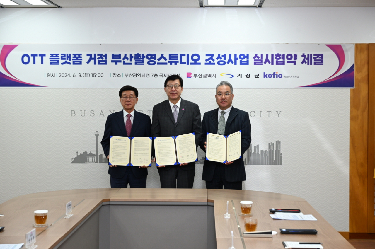 (왼쪽부터) 정종복 기장군수, 박형준 부산시장, 김동현 영화진흥위원장 직무대행이 3일 오후 부산시청에서 ‘OTT 플랫폼 거점 부산촬영스튜디오 조성사업’ 추진을 위한 실시협약을 체결하고 있다. [사진=기장군]