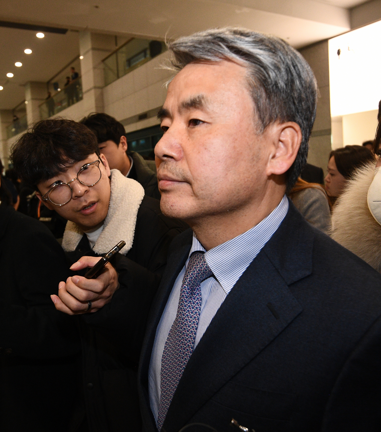 국방부 장관 재직 시절 채 상병 사건 조사 과정에서 외압을 행사한 혐의를 받는 이종섭 주호주 대사가 21일 오전 인천국제공항을 통해 귀국한 뒤 차량으로 이동하고 있다. 이상섭 기자