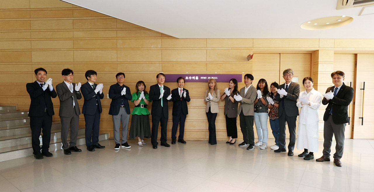 KAIST가 3일 대전 본원 장영신학생회관에서 조수미홀 명명식을 열었다. 이광형(가운데) KAIST 총장과 조수미 초빙석학교수.[KAIST 제공]