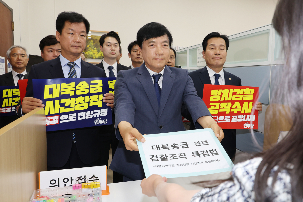더불어민주당 이성윤 정치검찰 사건 조작 특별대책단 위원이 3일 오전 서울 여의도 국회 의안과에서 대북송금 검찰조작 특검법을 제출하고 있다. [연합]