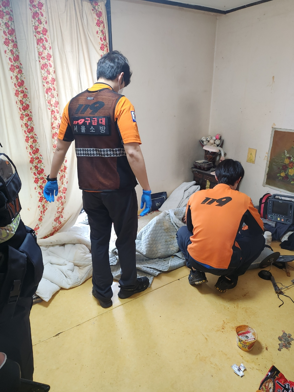서울 노원구는 복지사각지대 해소를 위한 적극행정을 펼쳐 무연고 심신미약 독거 어르신을 구조했다고 4일 밝혔다. 경찰과 소방대원이 동행해 전신쇠약 상태인 독거 어르신을 구조하고 있다.[노원구 제공]