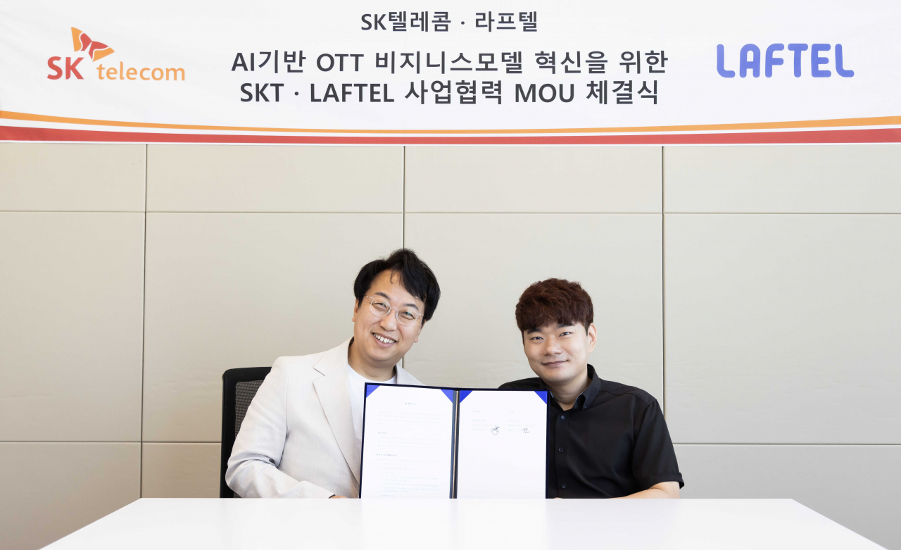 김혁(왼쪽) SK텔레콤 미디어제휴 담당과 박종원 라프텔 대표가 라프텔 본사에서 업무협약 후 기념촬영을 하고 있다. [SK텔레콤 제공]