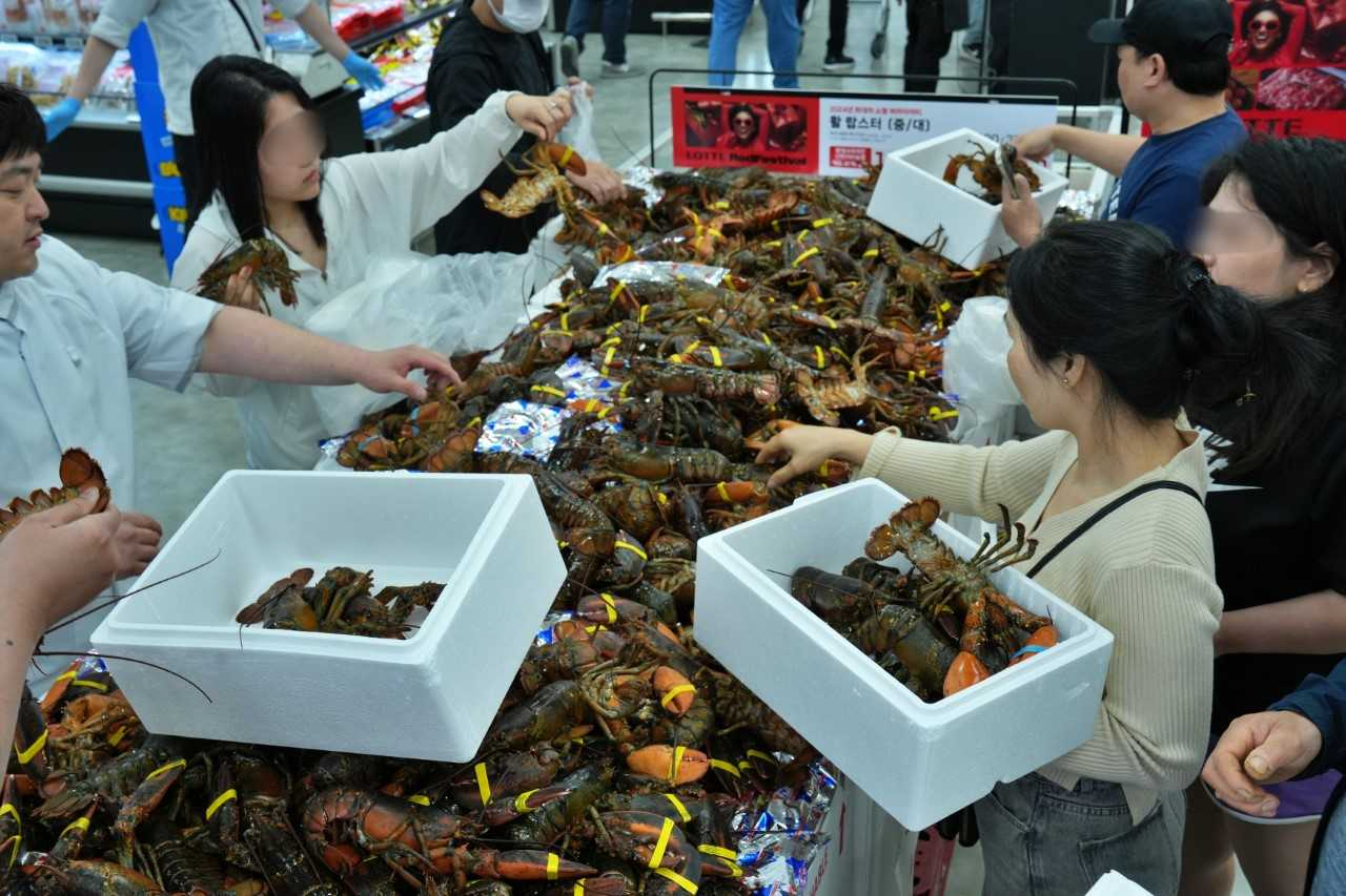 롯데마트가 지난달 30일 부터 이달 3일까지 시세 대비 35% 싼 랍스터를 판매하고 있다. [롯데마트 제공]