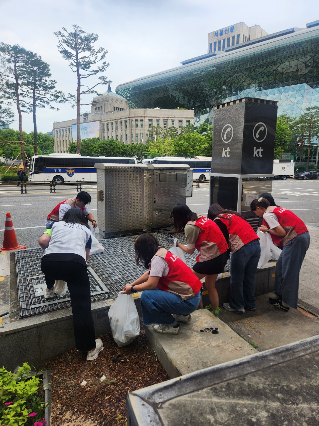 서울시는 오는 6월 5일 환경의 날을 하루 앞둔 4일 제로서울기업실천단과 함께 ‘제로서울줍깅’ 캠페인을 진행한다고 밝혔다.[서울시 제공]