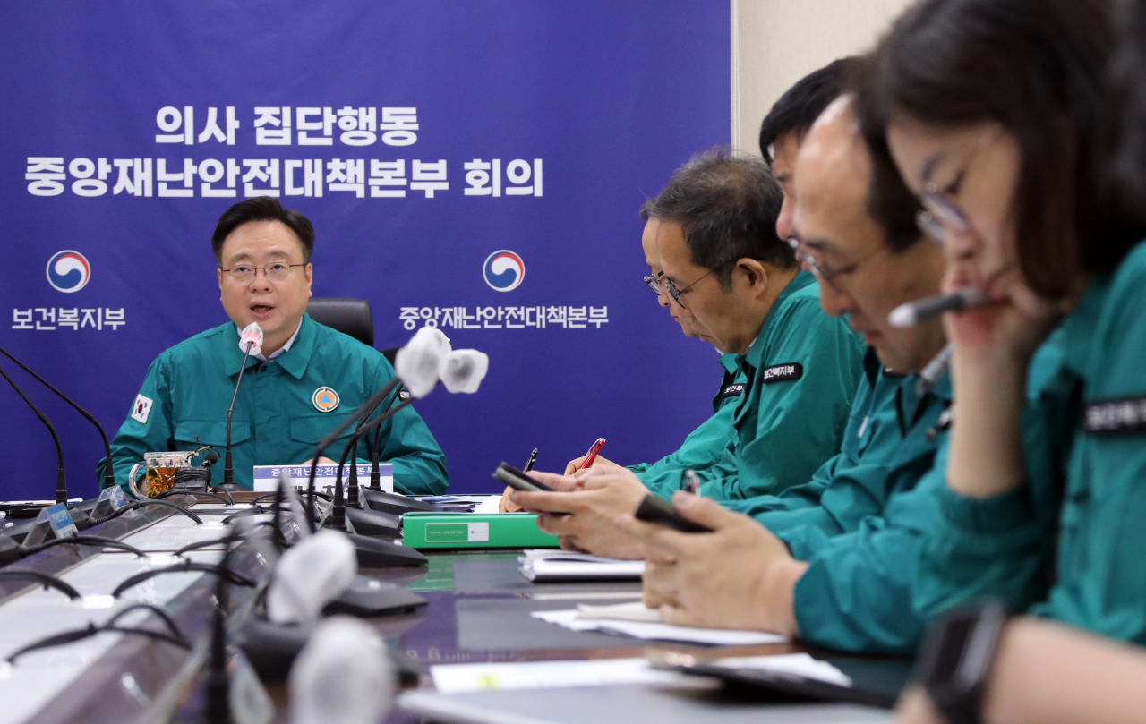 조규홍 보건복지부 장관이 3일 오전 정부세종청사 보건복지부 영상회의실에서 의사 집단행동 중앙재난안전대책본부 회의를 주재하고 있다.[연합]