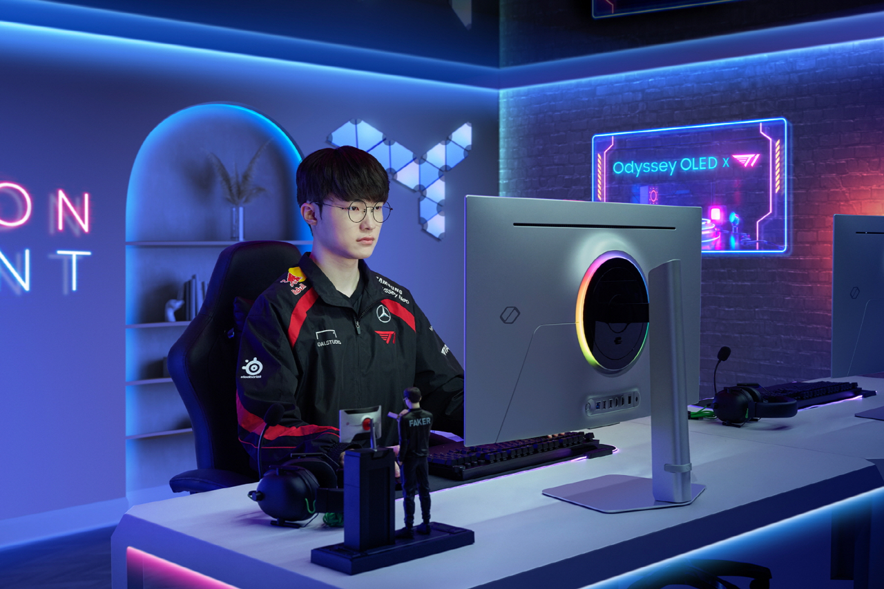 T1 페이커 선수가 삼성전자 OLED 게이밍 모니터 ‘오디세이 OLED G8’을 소개하고 있다. [삼성전자 제공]