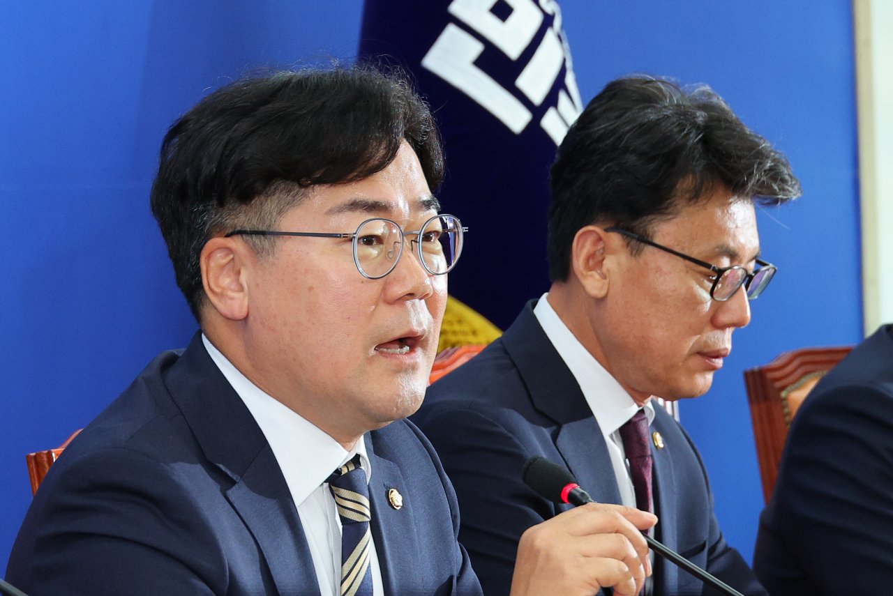 박찬대(왼쪽) 더불어민주당 원내대표가 4일 서울 영등포구 국회에서 열린 원내대책회의에서 발언하고 있다. [연합]