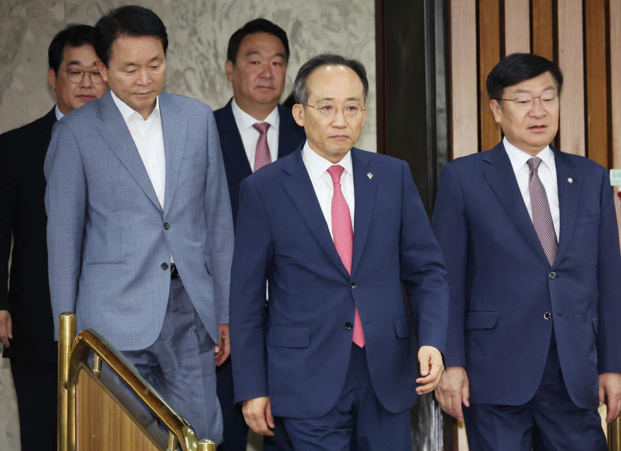 北 오물 살포에…與 “피해복구 법적근거 마련”-野 “군사합의 효력정지 나쁜 대책” [이런정치]