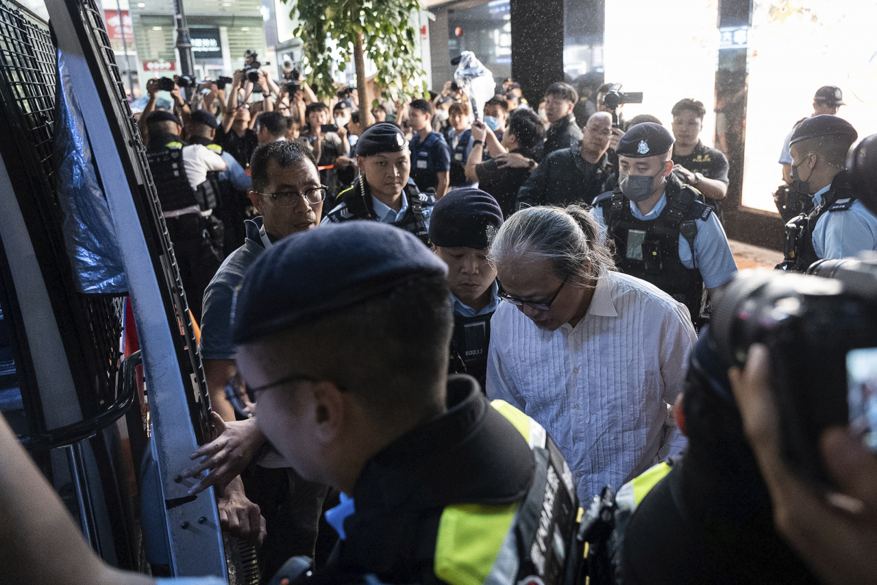 중국 톈안먼 광장 진압 35주년을 하루 앞둔 3일 홍콩 코즈웨이베이에서 경찰관들이 공연예술가 산무 첸을 연행하고 있다. [AP]