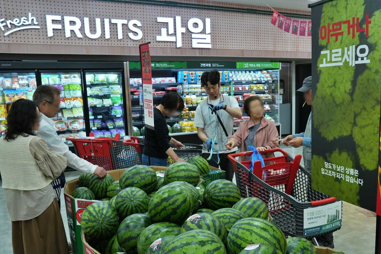 롯데마트 경기 의왕점 롯데레드페스티벌 행사기간 수박 매장 모습. [롯데마트 제공]