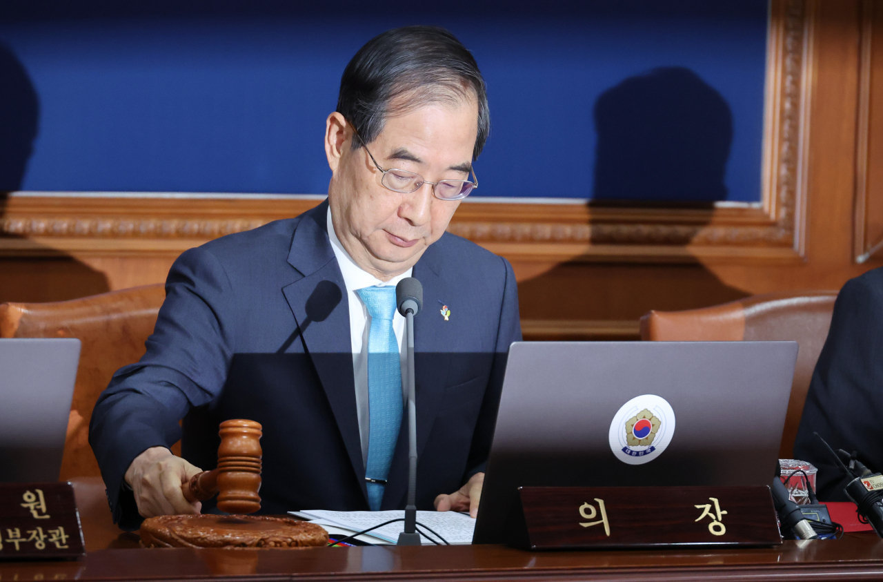 한덕수 국무총리가 4일 정부서울청사에서 열린 국무회의에서 의사봉을 두드리고 있다. [연합]