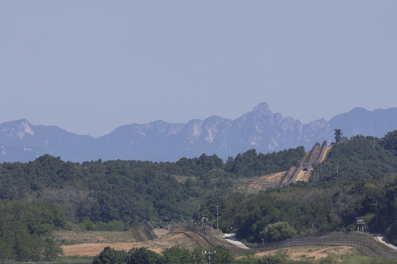 지난 3일 경기도 파주시 접경지역에서 바라본 비무장지대(DMZ) 일대. [연합]