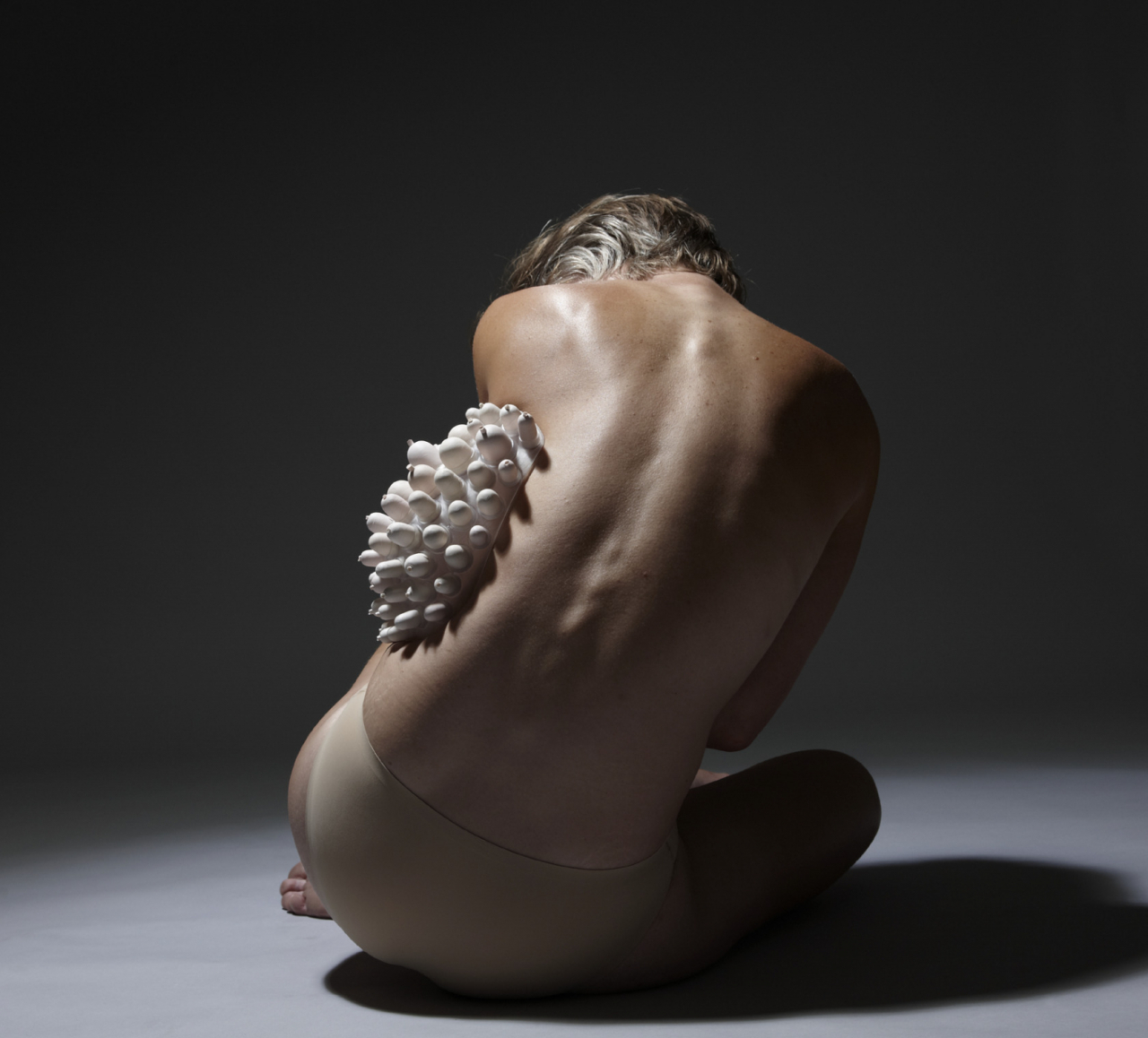 우르줄라 구트만, 트랜스엑스텐드 2, 2012년. 사회에서 인식하는 몸과 이상적인 형태로 여겨지는 몸을 작품의 주제로 다룬다. [서울공예박물관]