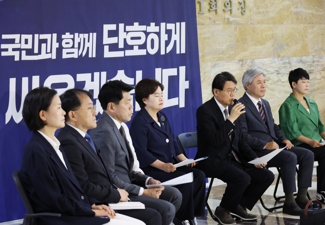 황운하 조국혁신당 원내대표가 4일 국회 로텐더홀에서 열린 의원총회에서 발언하고 있다. []