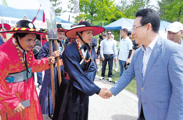 이달 2일 열린 ‘대불산단 조선업 내·외국인 한마당’ 행사에 참석한 김영록(오른쪽) 전남지사가 전통 복장을 한 외국인 근로자와 악수를 하고 있다. [한국산업단지공단 제공]
