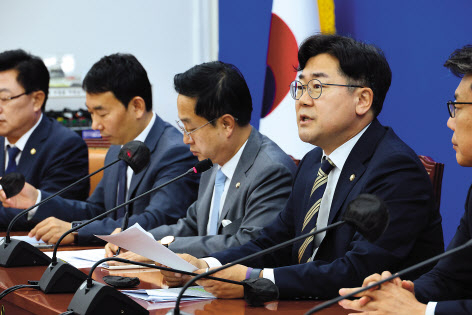 박찬대 더불어민주당 원내대표가 이날 원내대책회의에서 발언하고 있다. [연합]