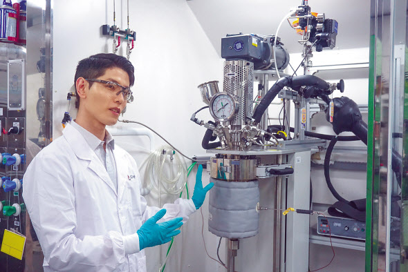 최인호 LG화학 석유화학연구소 신소재개발 바이오 PA 프로젝트팀 책임이 LG화학 마곡 연구개발(R&D)캠퍼스에서 바이오나일론(PA56) 생산 과정에 대해 설명하고 있다. [LG화학 제공]