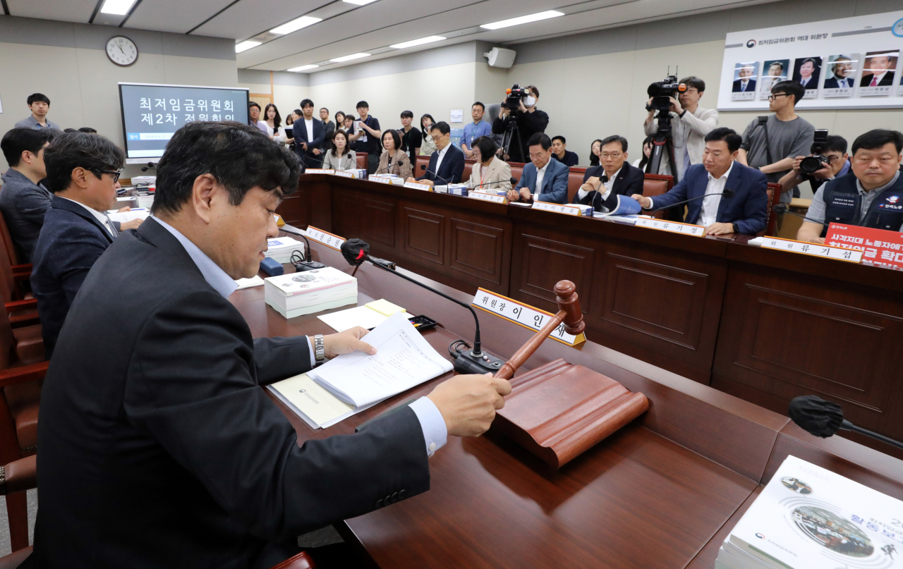 이인재 최저임금위원회 위원장이 4일 오전 정부세종청사 최저임금위원회 회의실에서 열린 제2차 전원회의에서 회의 시작을 알리고 있다. [연합]