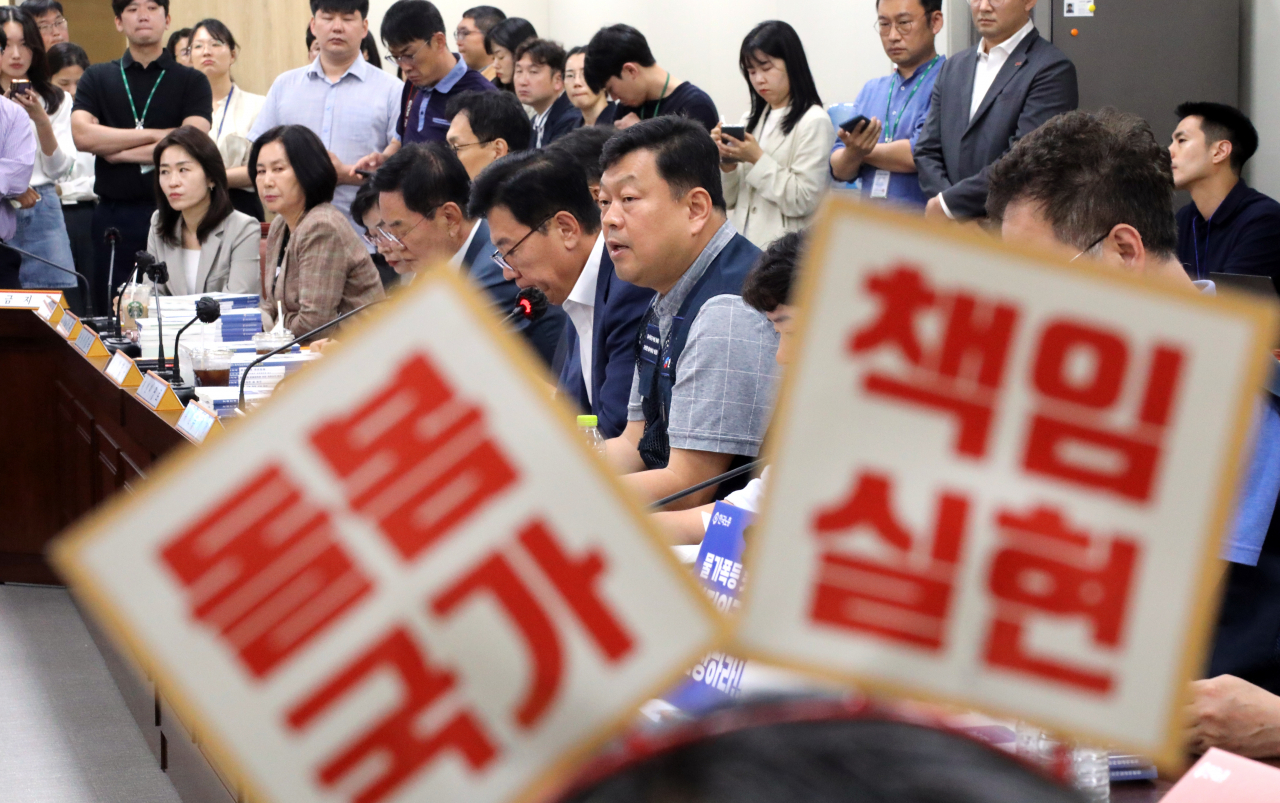 내년도 최저임금을 심의할 최저임금위원회 두 번째 전원회의가 열린 4일 오전 정부세종청사 최저임금위원회에서 근로자위원 운영위원인 류기섭 한국노총 사무총장이 발언하고 있다. [연합]