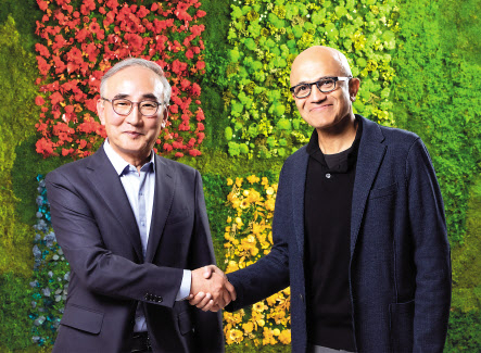3일(현지시간) 미국 워싱턴주 레드먼드 마이크로소프트(MS) 본사에서 진행된 전략적 파트너십 체결식에서 김영섭(왼쪽) KT 대표와 사티아 나델라 MS CEO 겸 이사회 의장이 기념촬영을 하고 있다. [KT 제공]