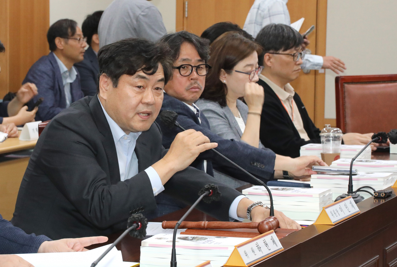 이인재 최저임금위원회 위원장이 4일 오전 정부세종청사 최저임금위원회 회의실에서 열린 제2차 전원회의에서 발언하고 있다. [연합]