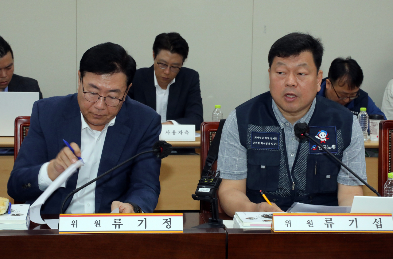 내년도 최저임금을 심의할 최저임금위원회 두 번째 전원회의가 열린 4일 오전 정부세종청사 최저임금위원회에서 근로자위원 운영위원인 류기섭 한국노총 사무총장이 발언하고 있다. 왼쪽은 사용자위원 운영위원인 류기정 경총 전무. [연합]