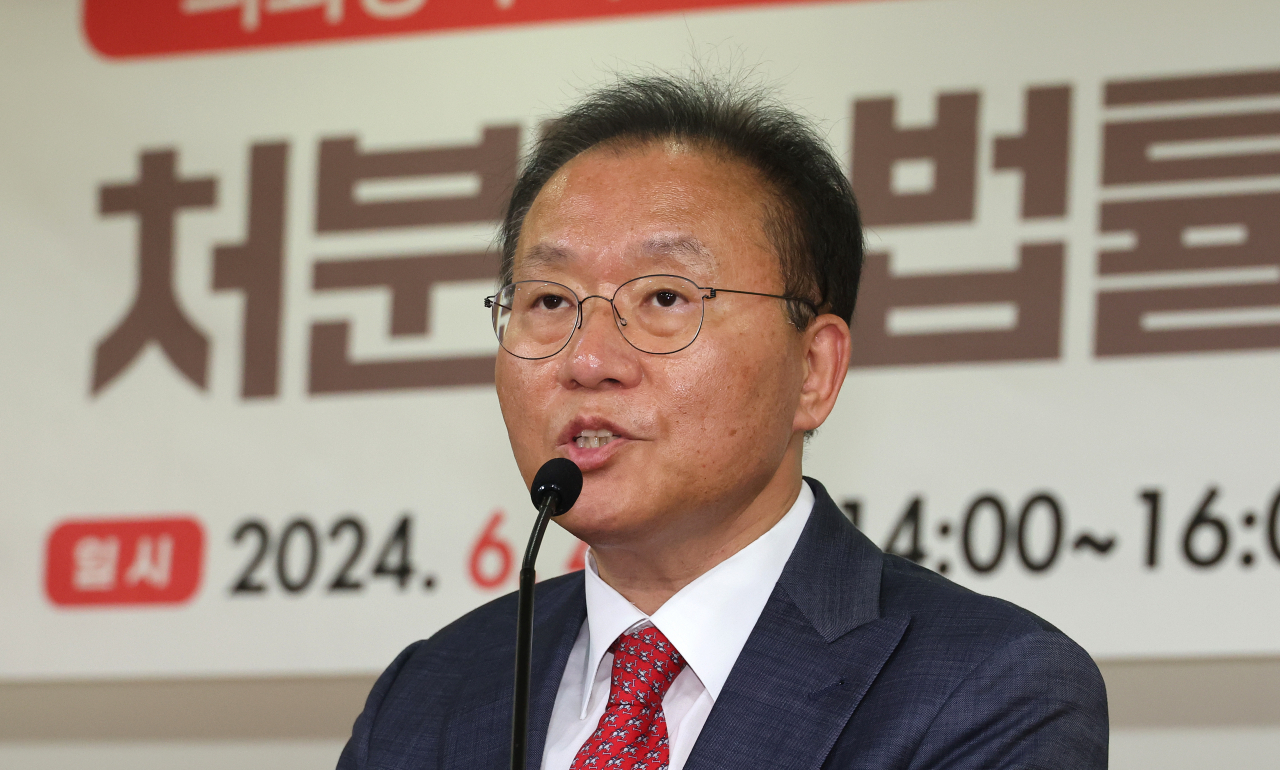 윤재옥 국민의힘 의원이 4일 오후 국회 의원회관에서 열린 국회의 입법권 남용 방지를 위한 정책 토론회 '처분적 법률, 무엇이 문제인가?'에 참석해 개회사하고 있다. [연합]
