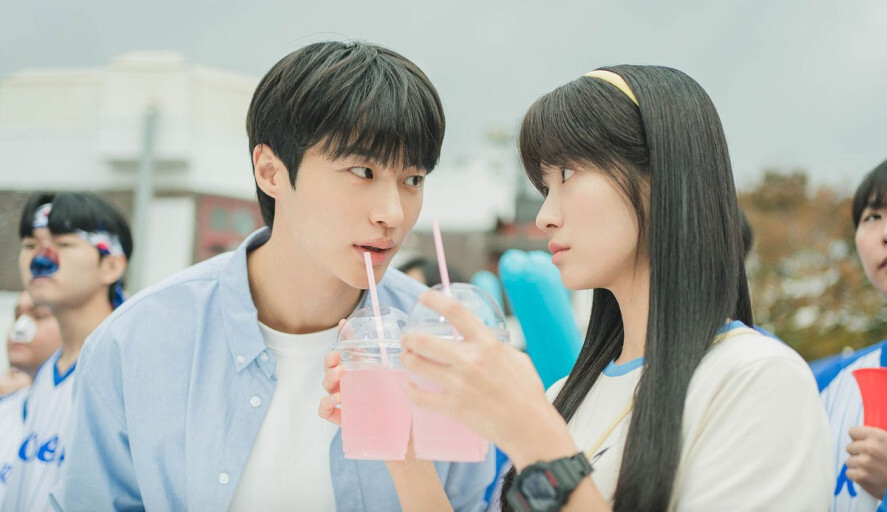 A scene from “Lovely Runner,” starring Byeon Woo-seok (left) and Kim Hye-yoon (tvN)