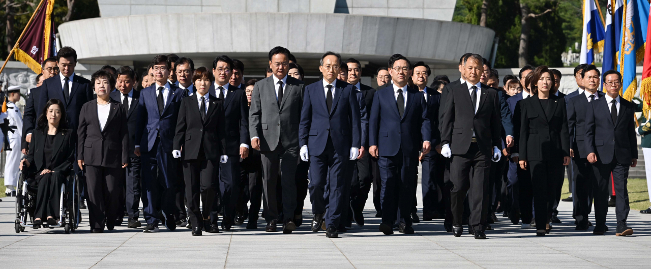 추경호 국민의힘 원내대표를 비롯한 제22대 국회의원들이 3일 오전 서울 동작구 국립 서울 현충원을 참배하고 있다. 이상섭 기자