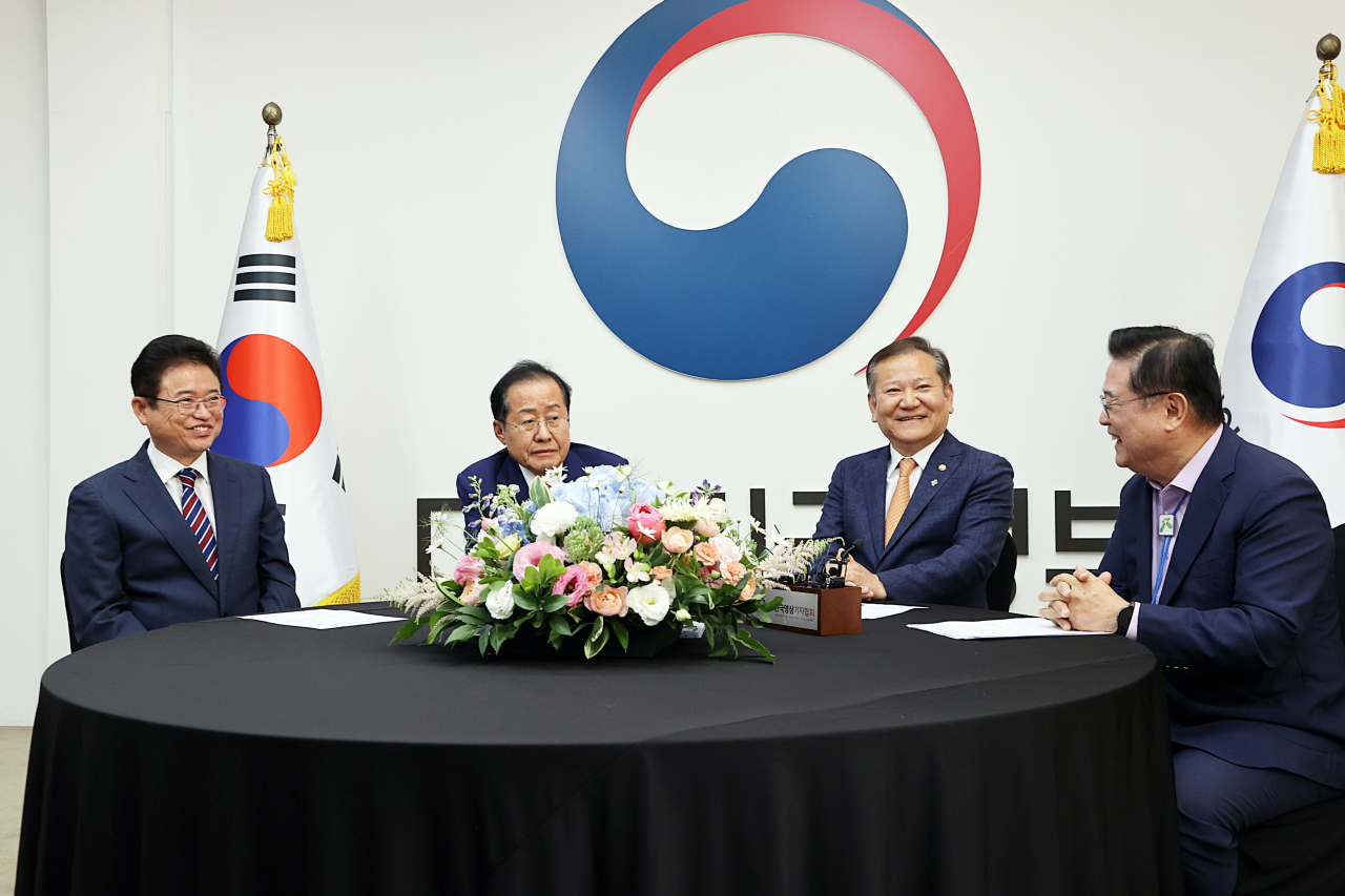 4일 오후 서울시 종로구 정부서울청사에서 열린 대구·경북 통합논의 관계기관 간담회에서 이철우(사진 왼쪽부터) 경상북도지사, 홍준표 대구광역시장, 이상민 행정안전부 장관, 우동기 지방시대위원장이 대화를 나누고 있다.[행정안전부 제공]