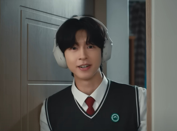 헤드폰 ‘WH-1000XM5’를 착용한 모습. [소니 코리아 공식 유튜브 갈무리]