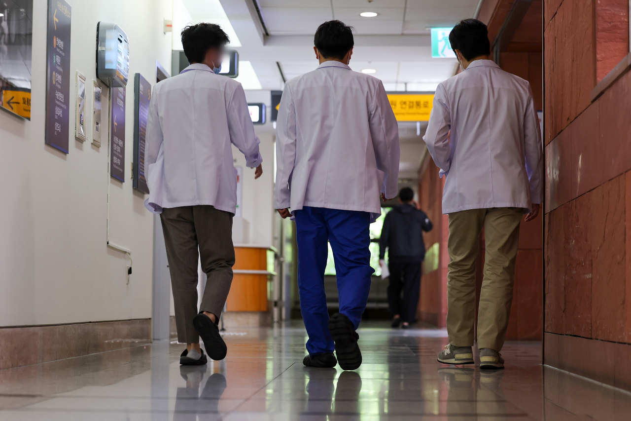 대한의사협회(의협)가 총파업 찬반 투표를 실시할 예정인 것과 관련해 정부가 우려를 표명하는 등 의대증원을 둘러싼 의정갈등이 이어지고 있는 가운데 3일 오전 서울 시내 한 대학병원에서 의료진이 이동하고 있다. [연합]
