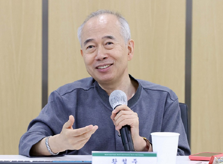 주성엔지어링 황청주 회장이 4일 경기도 용인 R&D센터에서 기자간담회를 열어 인적·물적분할에 따른 비전 등을설명하고 있다. [주성엔지니어링 제공]