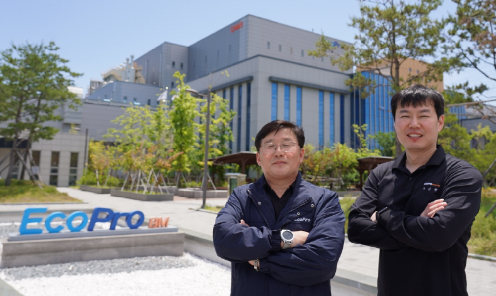 제대군인 출신으로 일하고 있는 박종광(왼쪽) 에코프로비엠 수석과 이시형 에코프로머티리얼즈 사원 [에코프로 제공]
