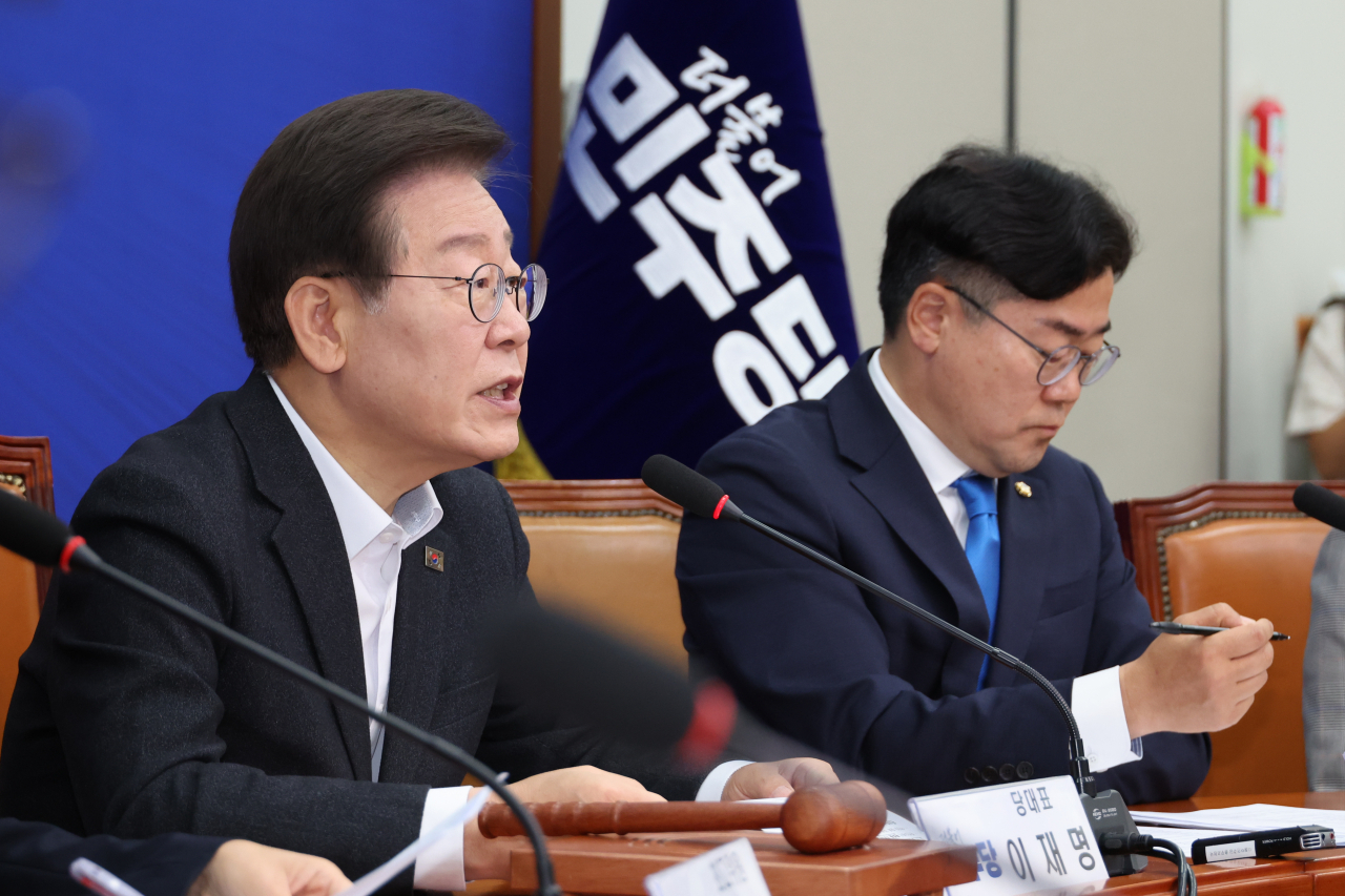 이재명(왼쪽) 더불어민주당 이재명 대표가 5일 오전 서울 여의도 국회에서 열린 최고위원회의에서 발언하고 있다. [연합]