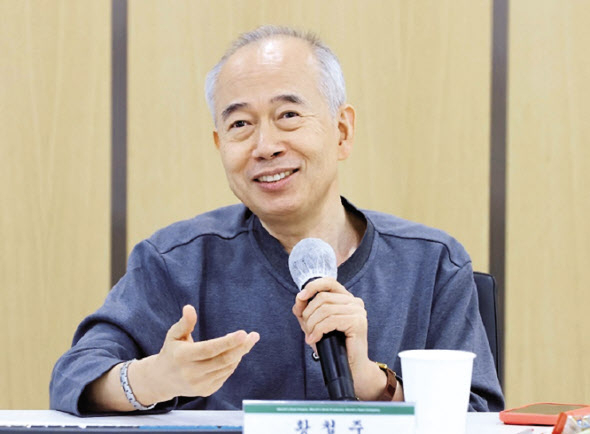 황철주 주성엔지니어링 회장이 4일 경기 용인 R&D센터에서 기자간담회를 열어 인적·물적분할에 따른 비전 등을설명하고 있다. [주성엔지니어링 제공]