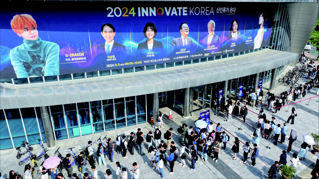 올해로 8회째를 맞이한 국내 최고의 ICT·과학 행사 ‘이노베이트 코리아 2024’가 5일 대전 카이스트(KAIST) 류근철스포츠컴플렉스에서 화려한 막을 열었다. ‘신인류가 온다’는 주제로 꾸며진 이번 행사에는 ‘천재 아티스트’지드래곤, 세계적인 소프라노 조수미 박사와 인공지능(AI)이 선사하는 최고의 공연을 보기 위해 학계, 기업, 학생 등 3000여명의 구름 인파가 몰렸다. 참석자들이 입장을 위해 줄을 서고 있다. 대전=임세준 기자
