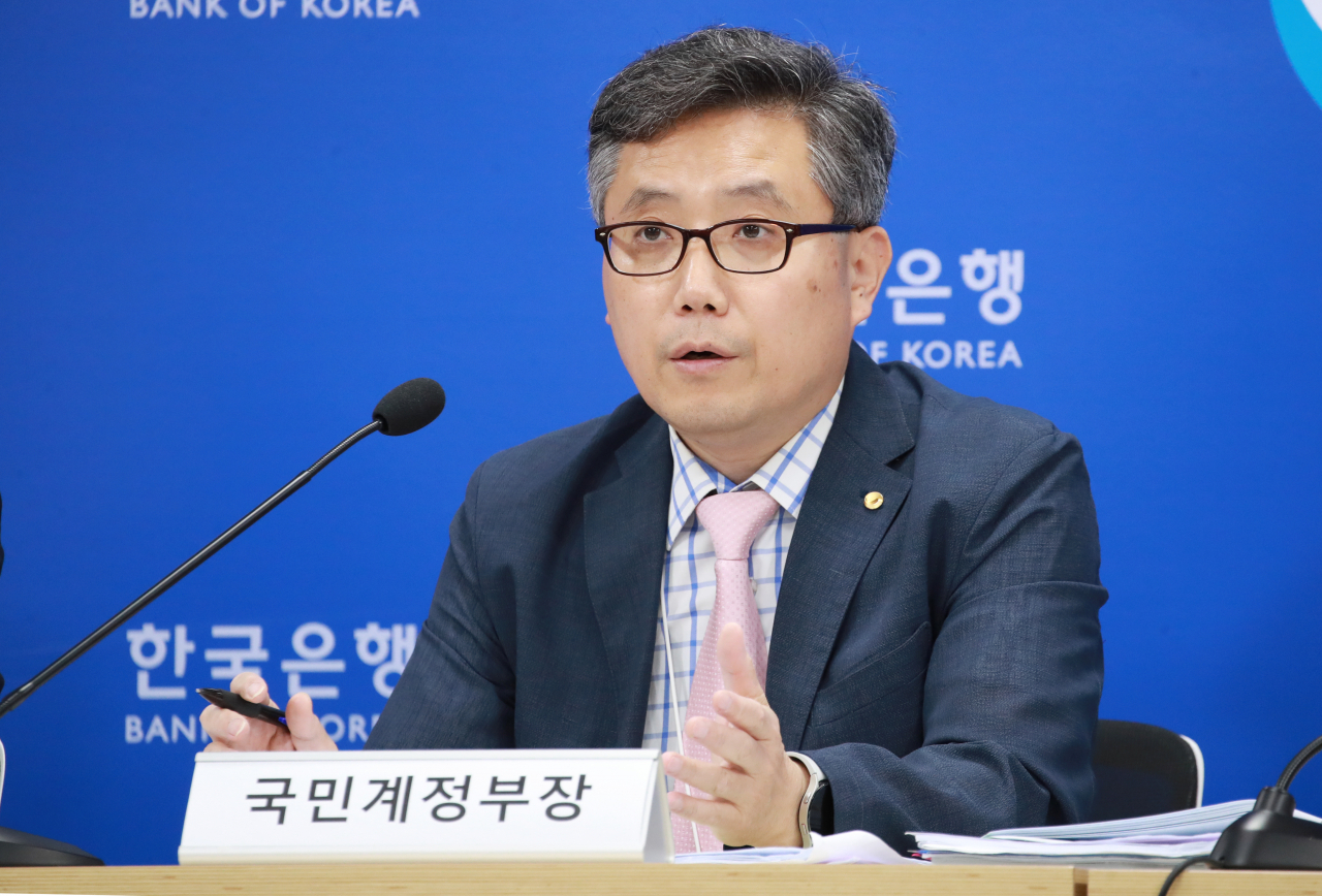최정태 한국은행 경제통계국 국민계정부장이 5일 서울 중구 한국은행에서 열린 2024년 1/4분기 국민소득(잠정) 및 국민계정 2020년 기준년 1차 개편 결과 설명회에서 발표하고 있다. [연합]