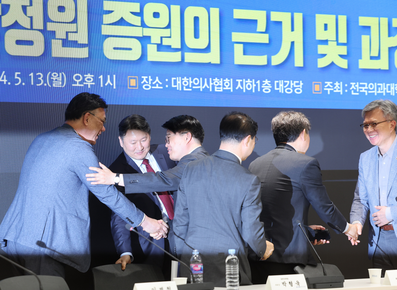13일 오후 서울 용산구 대한의사협회에서 전의교협, 대한의학회 주최로 열린 '의대입학정원 증원의 근거 및 과정에 대한 기자회견'이 끝난 후 임현택 의협 회장, 김창수 전국의과대학교수협의회(전의교협) 회장, 이병철 변호사가 인사를 나누고 있다. [연합]