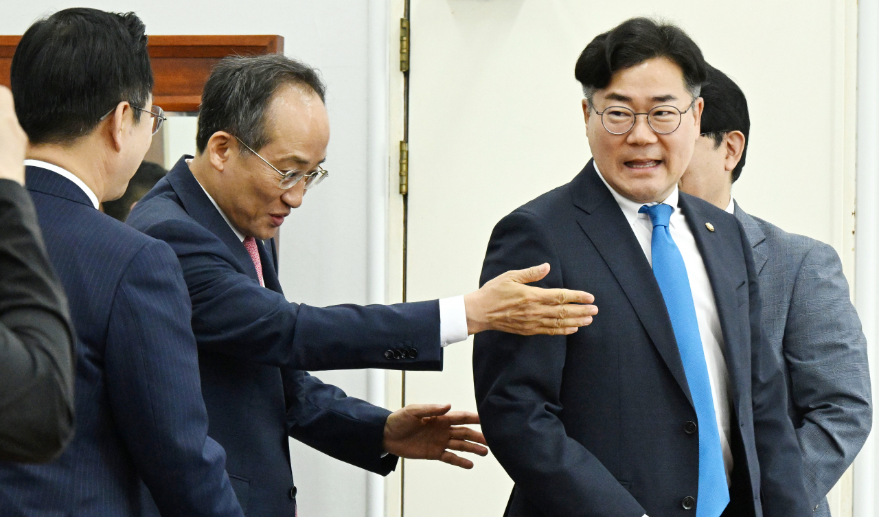 추경호 국민의힘 원내대표, 박찬대 더불어민주당 원내대표가 5일 오전 국회에서 원 구성 등을 논의하기 위해 회동하고 있다. [연합]